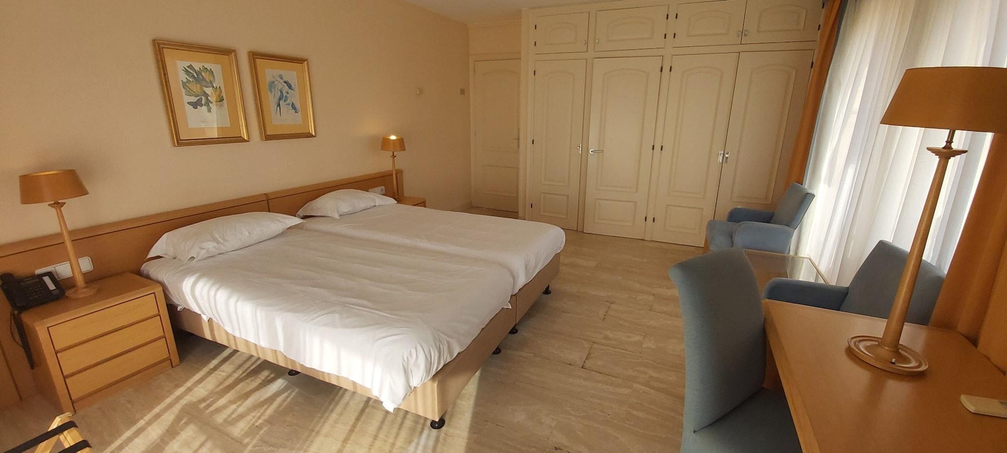Van Der Valk Hotel Barcarola 산펠리우데기솔스 외부 사진